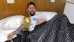 Lionel Messi u krevetu pozira sa zlatnim trofejem