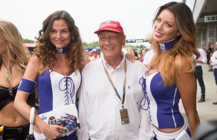Niki Lauda u društvu ljepotica.