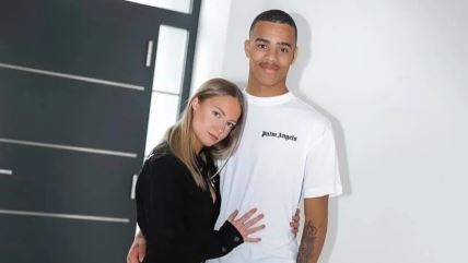 Mason Greenwood i Harriet Robson.jpg