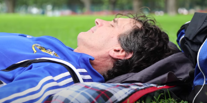 Paul James spava u parkovima i na klupama