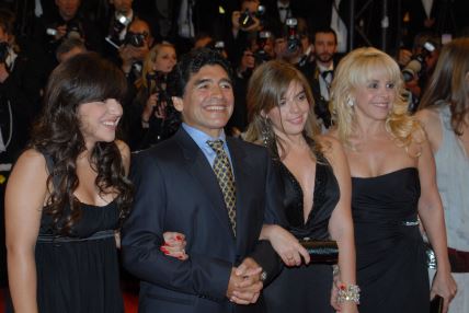 Diego Maradona i kćeri Dalma i Gianinna.jpg